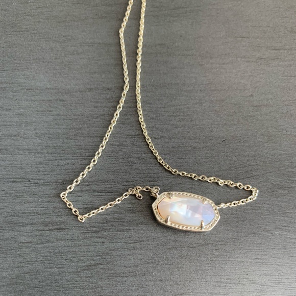 Kendra Scott necklace!🤍 - Picture 4 of 5